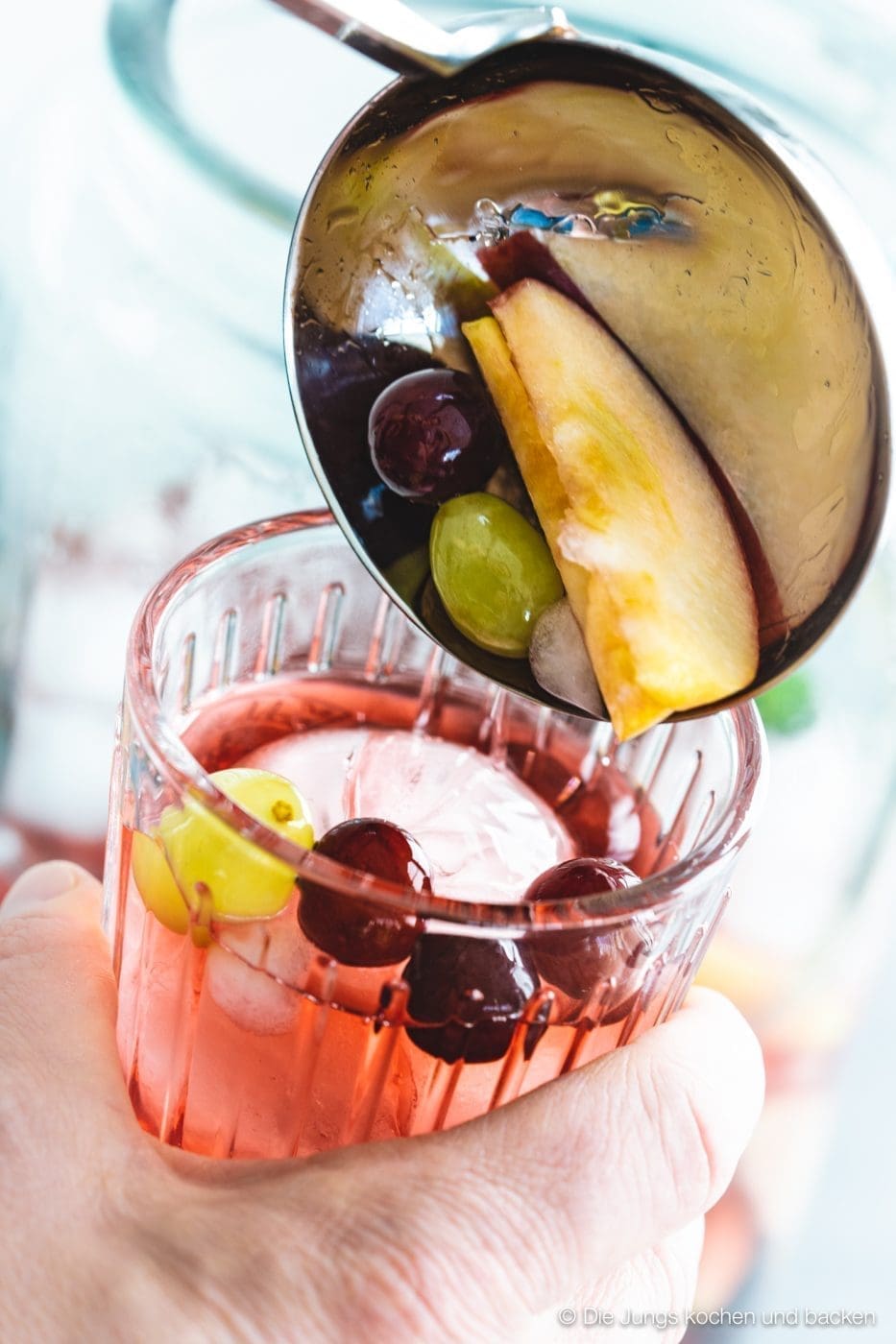 Bowle Saft 6 | Heute haben wir eine wunderbar fruchtige Bowle für euch dabei! Gerade an den warmen Tagen ist man doch für jede Abkühlung dankbar, oder? Aber warum irgendetwas trinken?! Eine erfrischende, alkoholfreie Bowle bringt euch perfekt durch den Tag. Deswegen solltet ihr unbedingt unsere Apfel-Trauben-Bowle mit Ginger Ale und Holunderbeere probieren.