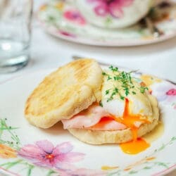 Eggs Benedict einfach selber machen – mit fluffigen English Muffins, Blitz-Hollandaise & perfekt pochierten Eiern. Ideal für Brunch & Frühstück!