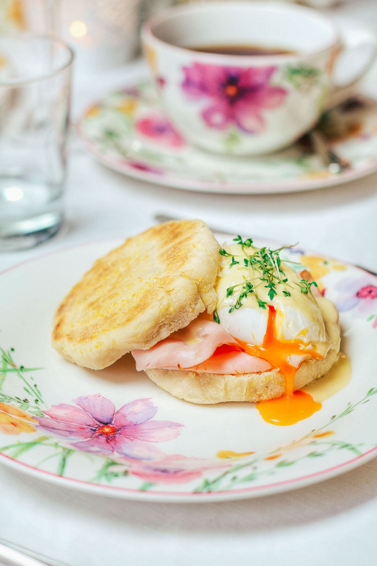 Eggs Benedict | Unser Brunch-Klassiker zum Sel ermachen 4 Eggs Benedict einfach selber machen – mit fluffigen English Muffins, Blitz-Hollandaise & perfekt pochierten Eiern. Ideal für Brunch & Frühstück!