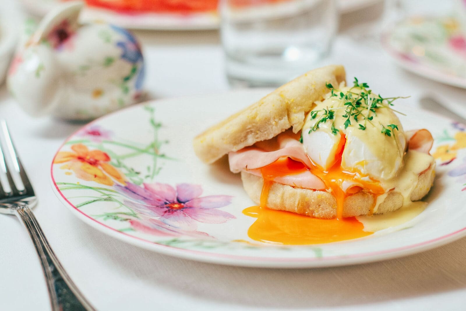 Eggs Benedict | Unser Brunch-Klassiker zum Sel ermachen 3 Eggs Benedict einfach selber machen – mit fluffigen English Muffins, Blitz-Hollandaise & perfekt pochierten Eiern. Ideal für Brunch & Frühstück!