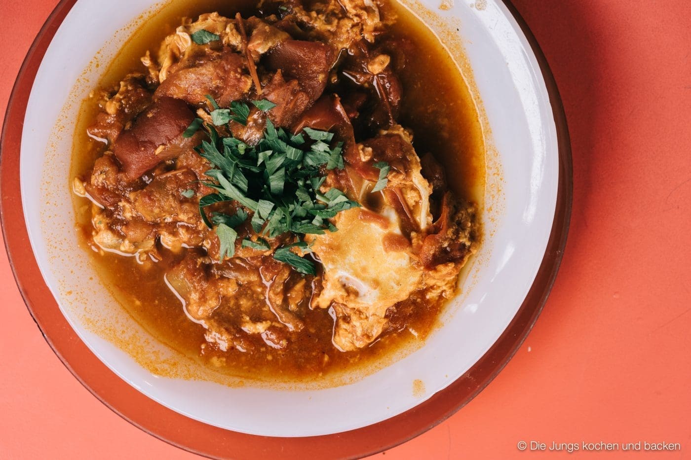 Foodguide Telaviv 24 | Es ist schon wieder viel zu lange her, dass wir mit unserer Freundin Mascha Israel bereist haben. Ein Land, auf das wir enorm neugierig waren und das letztlich unser Herz im Sturm erobert hat. Die Vorfreude auf die israelische Küche war dabei natürlich riesig. Ein großer orientalischer Schmelztiegel verschiedener Kulturen. Damit man dabei nicht so schnell den Überblick verliert, zeigen wir euch heute unsere Top Foodspots - Unser Foodguide für Israel.