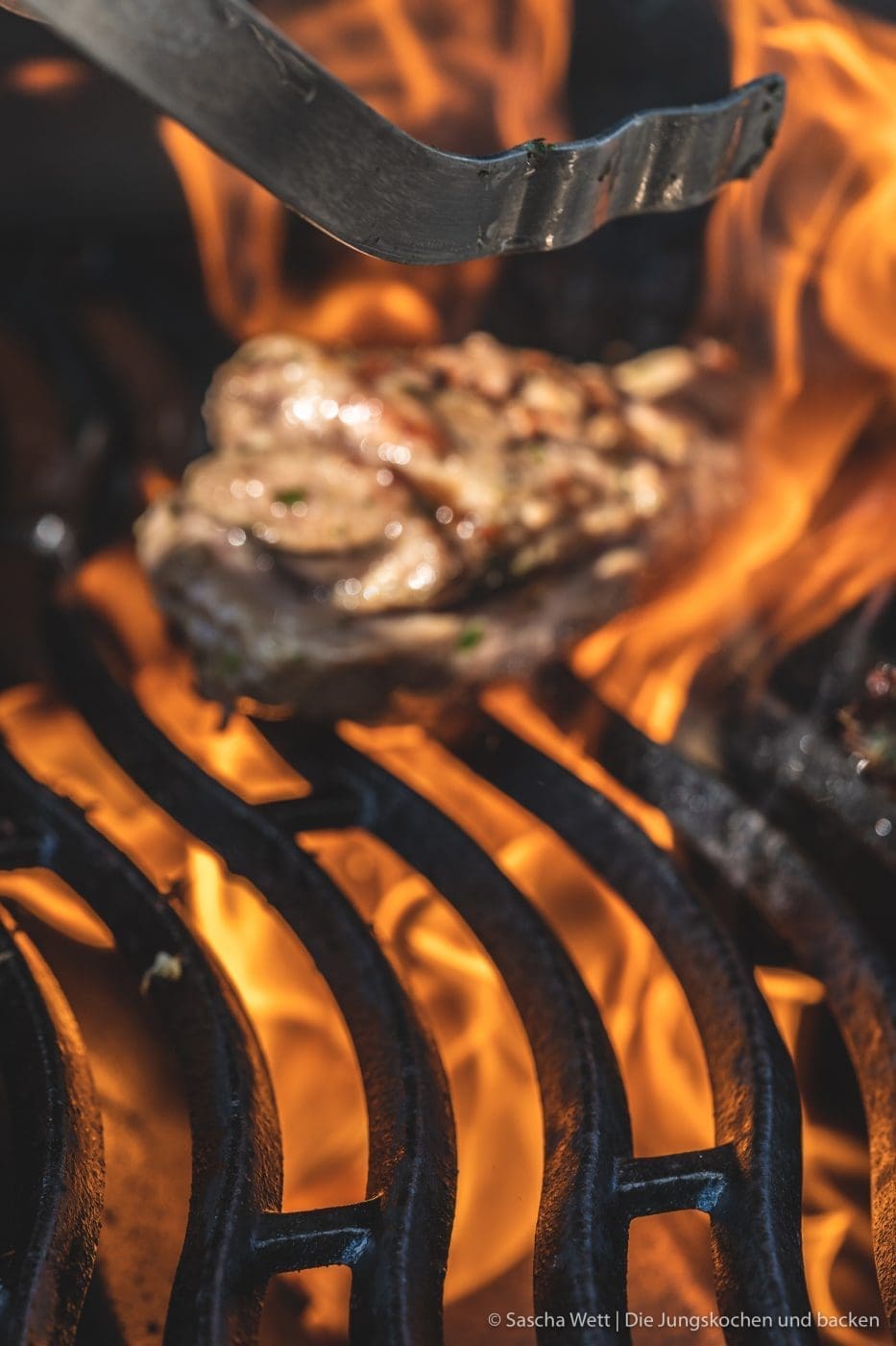 Island Lammfleisch vikingyr 3 | Vor einigen Wochen hatten wir die wundervolle Gelegenheit, das geniale Lammfleisch von Vikingyr kennenzulernen! Der isländische Star-Koch Gísli Matthías Auðunsson hat uns hautnah erleben lassen, wie unglaublich lecker das isländische Lammfleisch schmeckt. Wir und auch die anderen Eventteilnehmer waren einfach sofort Feuer und Flamme!! Warum das Lammfleisch von Vikingyr für uns das beste Lammfleisch ist, das wir bisher probieren durften und was genau dahinter steckt, darüber werden wir euch heute einen genaueren Einblick geben.