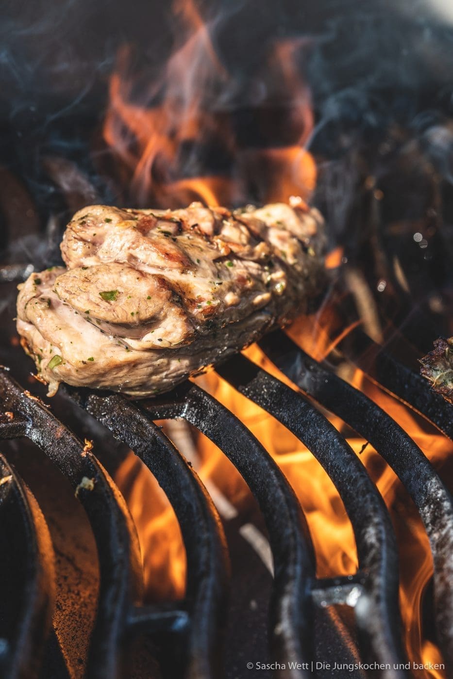 Island Lammfleisch vikingyr 4 | Vor einigen Wochen hatten wir die wundervolle Gelegenheit, das geniale Lammfleisch von Vikingyr kennenzulernen! Der isländische Star-Koch Gísli Matthías Auðunsson hat uns hautnah erleben lassen, wie unglaublich lecker das isländische Lammfleisch schmeckt. Wir und auch die anderen Eventteilnehmer waren einfach sofort Feuer und Flamme!! Warum das Lammfleisch von Vikingyr für uns das beste Lammfleisch ist, das wir bisher probieren durften und was genau dahinter steckt, darüber werden wir euch heute einen genaueren Einblick geben.