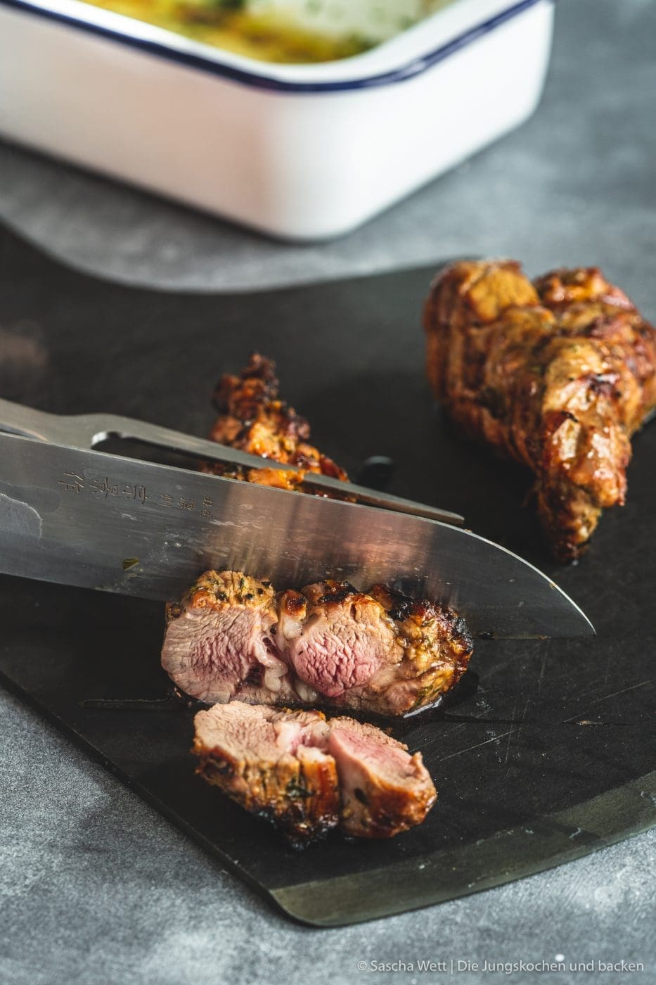 Island Lammfleisch vikingyr 5 | Vor einigen Wochen hatten wir die wundervolle Gelegenheit, das geniale Lammfleisch von Vikingyr kennenzulernen! Der isländische Star-Koch Gísli Matthías Auðunsson hat uns hautnah erleben lassen, wie unglaublich lecker das isländische Lammfleisch schmeckt. Wir und auch die anderen Eventteilnehmer waren einfach sofort Feuer und Flamme!! Warum das Lammfleisch von Vikingyr für uns das beste Lammfleisch ist, das wir bisher probieren durften und was genau dahinter steckt, darüber werden wir euch heute einen genaueren Einblick geben.