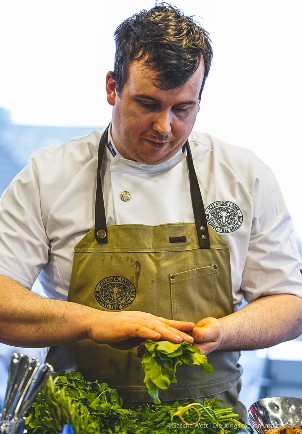 Island Lammfleisch vikingyr 9 | Vor einigen Wochen hatten wir die wundervolle Gelegenheit, das geniale Lammfleisch von Vikingyr kennenzulernen! Der isländische Star-Koch Gísli Matthías Auðunsson hat uns hautnah erleben lassen, wie unglaublich lecker das isländische Lammfleisch schmeckt. Wir und auch die anderen Eventteilnehmer waren einfach sofort Feuer und Flamme!! Warum das Lammfleisch von Vikingyr für uns das beste Lammfleisch ist, das wir bisher probieren durften und was genau dahinter steckt, darüber werden wir euch heute einen genaueren Einblick geben.