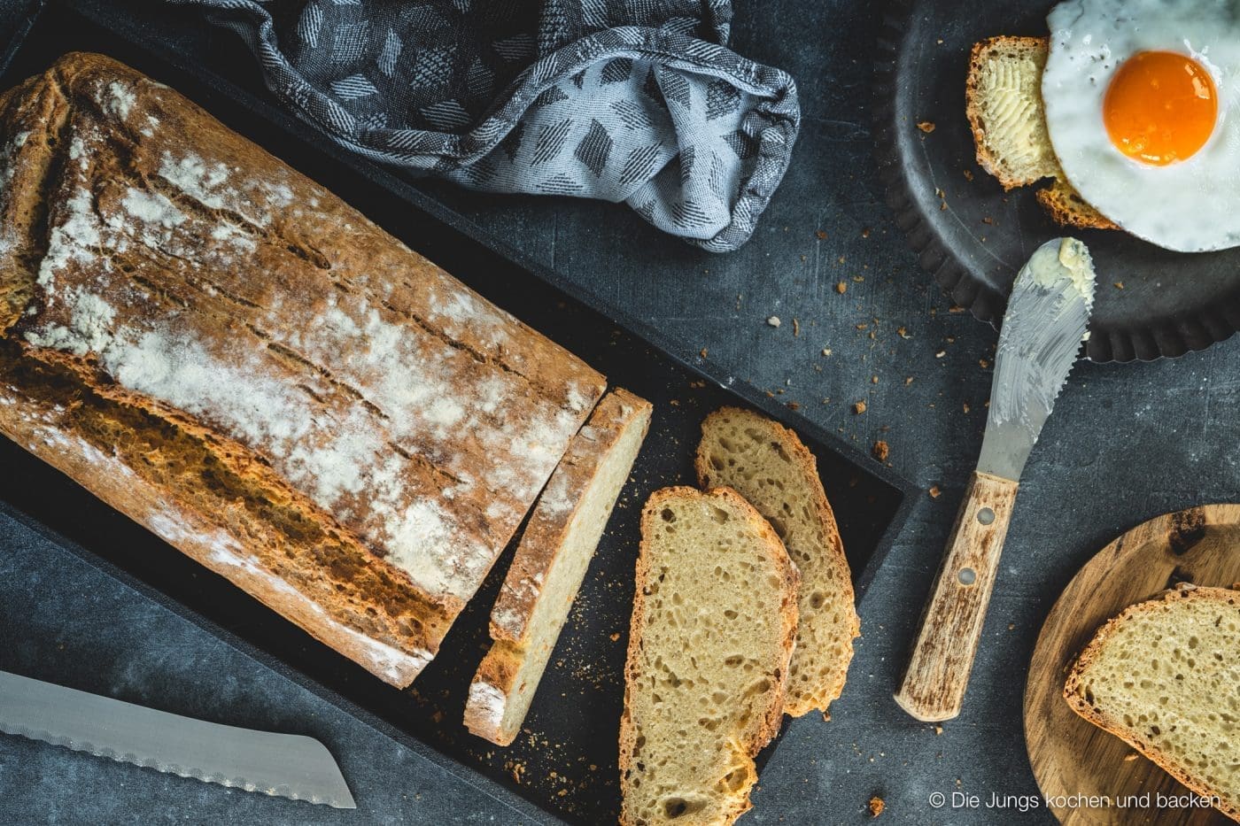 Kartoffelpuffert Kartoffelbrot 1 | Aber sei es drum Kartoffelpuffert ist ein Kartoffelbrot. Es wird aus Weizenmehl, gekochten und rohen Kartoffeln gebacken. Das Rezept stammt von der guten Tante Ida. Sie war - ich hoffe, ihre Familie ist mir da jetzt nicht böse - die so genannte Zeitung von Brüchermühle.