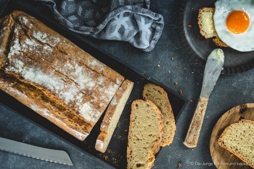 Kartoffelpuffert Kartoffelbrot 1 | Aber sei es drum Kartoffelpuffert ist ein Kartoffelbrot. Es wird aus Weizenmehl, gekochten und rohen Kartoffeln gebacken. Das Rezept stammt von der guten Tante Ida. Sie war - ich hoffe, ihre Familie ist mir da jetzt nicht böse - die so genannte Zeitung von Brüchermühle.