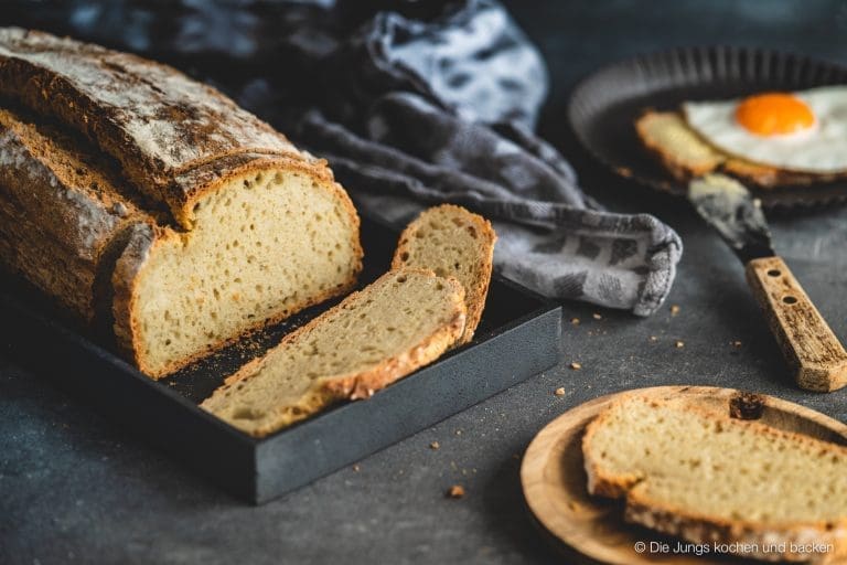Kartoffelpuffert Kartoffelbrot 2 | Frisch gebackenes Brot, das noch warm aus dem Ofen kommt – dagegen kommt kein Supermarktbrot an. Mit etwas Übung ist es leichter, als du denkst.