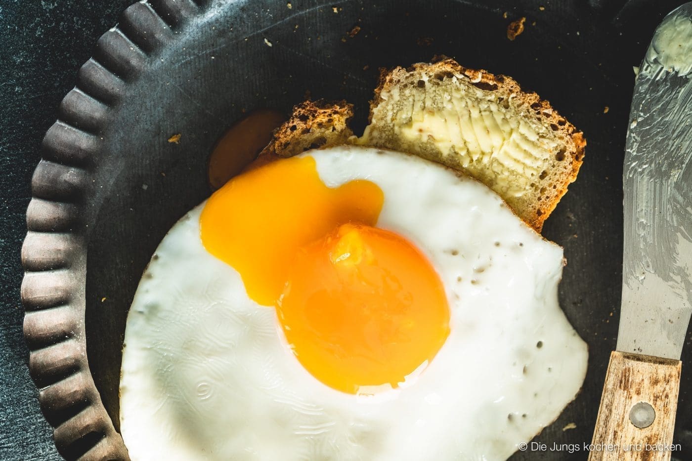 Brüchermühler Kartoffelpuffert 4 Kartoffelpuffert Kartoffelbrot 6 | Aber sei es drum Kartoffelpuffert ist ein Kartoffelbrot. Es wird aus Weizenmehl, gekochten und rohen Kartoffeln gebacken. Das Rezept stammt von der guten Tante Ida. Sie war - ich hoffe, ihre Familie ist mir da jetzt nicht böse - die so genannte Zeitung von Brüchermühle.