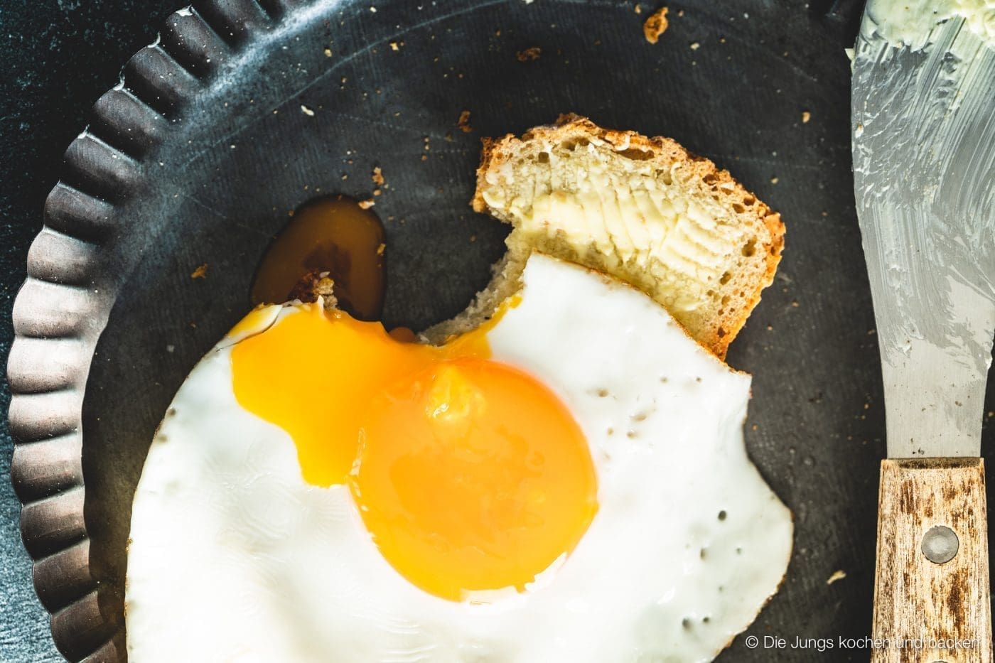 Brüchermühler Kartoffelpuffert 5 Kartoffelpuffert Kartoffelbrot 7 | Aber sei es drum Kartoffelpuffert ist ein Kartoffelbrot. Es wird aus Weizenmehl, gekochten und rohen Kartoffeln gebacken. Das Rezept stammt von der guten Tante Ida. Sie war - ich hoffe, ihre Familie ist mir da jetzt nicht böse - die so genannte Zeitung von Brüchermühle.