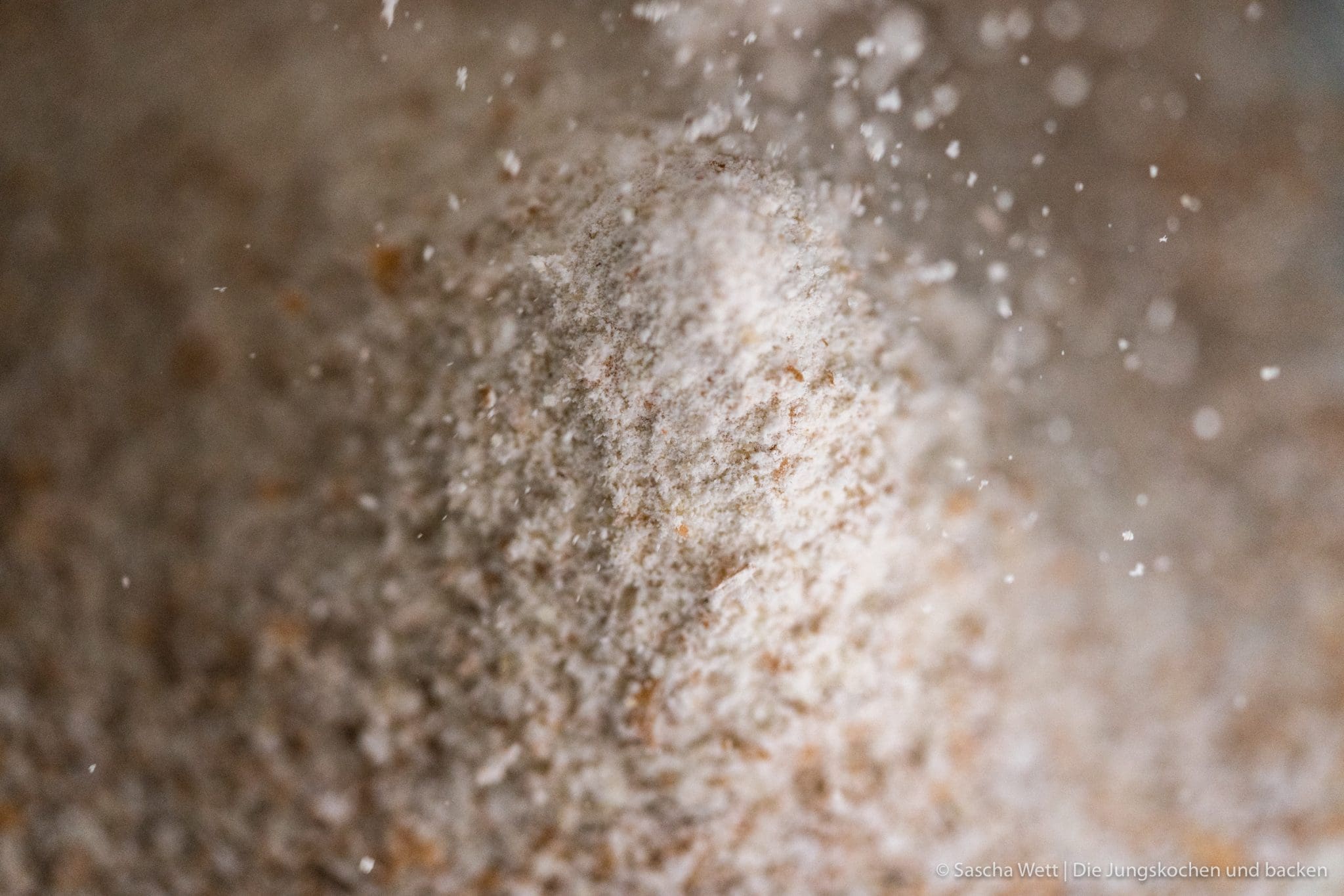 Sauerteig 2 Sauerteig 4 | Heute möchten wir euch erneut mit einem Grundrezept ausstatten! Brot zu backen gehört vor allem zu Torstens liebsten Beschäftigungen und er versucht sich ständig zu verbessern und unsere Rezepte trotzdem so zu gestalten, dass niemand abgeschreckt ist.Eine Zutat, die wir sehr sehr lange gekauft haben, ist der Sauerteig. Und da das "Selbermachen" immer schon ein großer Motivator für unsere Kücheneskapaden ist, wurde es höchste Zeit, hierfür nicht mehr die Supermarktregale abzuklappern. Damit ihr auch in den Genuss eines frischen Sauerteigs kommt, haben wir unser einfaches Grundrezept zum Sauerteig ansetzen aufgeschrieben.