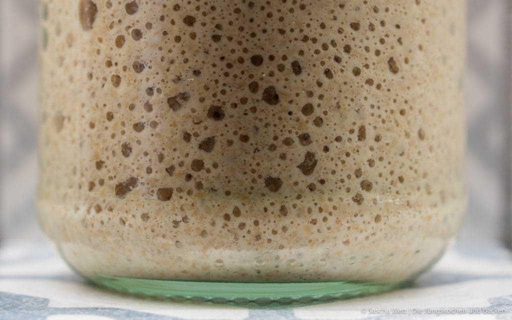 Sauerteig 5 | Heute möchten wir euch erneut mit einem Grundrezept ausstatten! Brot zu backen gehört vor allem zu Torstens liebsten Beschäftigungen und er versucht sich ständig zu verbessern und unsere Rezepte trotzdem so zu gestalten, dass niemand abgeschreckt ist.Eine Zutat, die wir sehr sehr lange gekauft haben, ist der Sauerteig. Und da das "Selbermachen" immer schon ein großer Motivator für unsere Kücheneskapaden ist, wurde es höchste Zeit, hierfür nicht mehr die Supermarktregale abzuklappern. Damit ihr auch in den Genuss eines frischen Sauerteigs kommt, haben wir unser einfaches Grundrezept zum Sauerteig ansetzen aufgeschrieben.