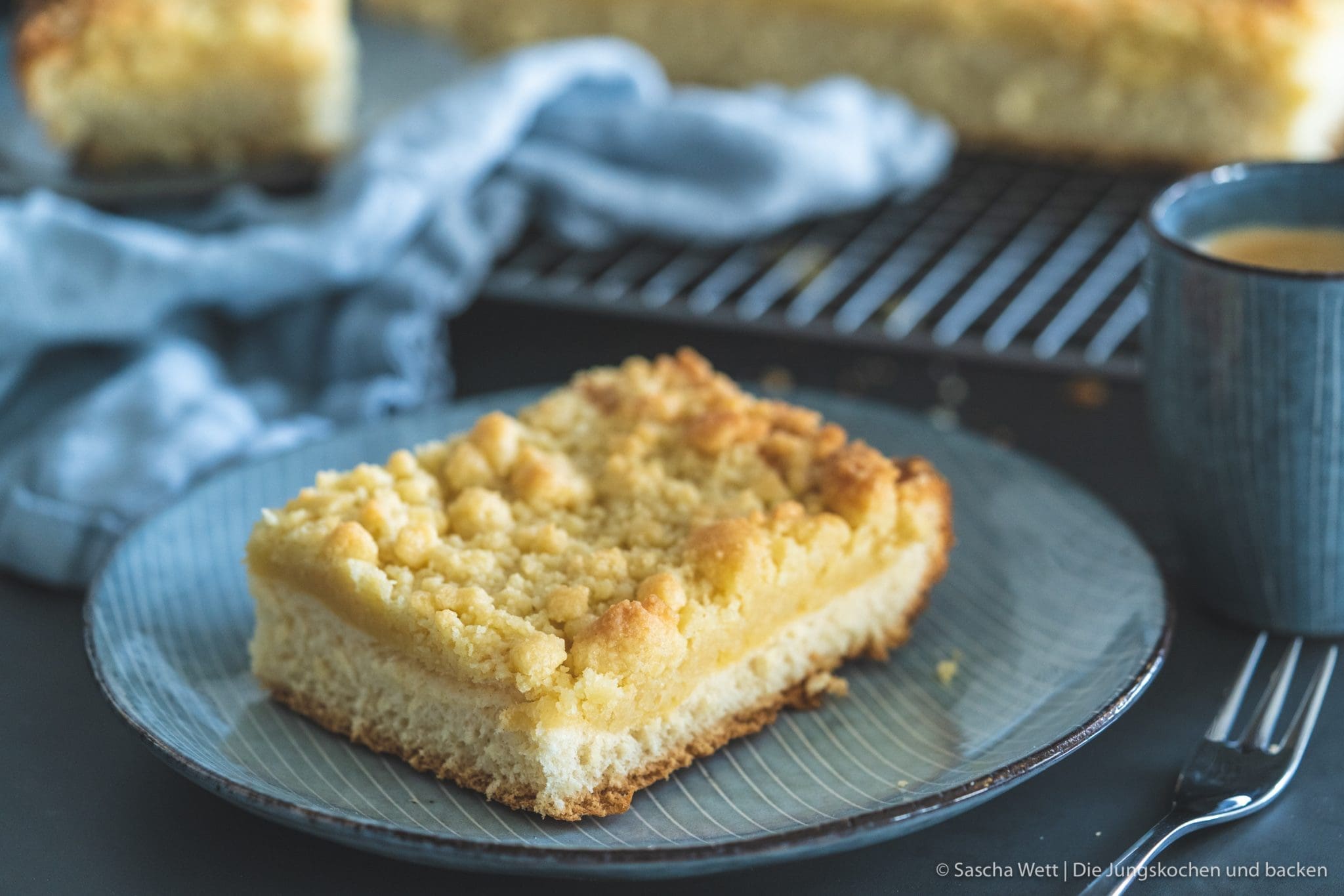Streuselkuchen Miele Rezeptvideo 3 | Wir hatten mal wieder so richtig Lust auf einen Streuselkuchen vom Blech. Nach viel Grübelei hat uns ein Kölner Bäcker auf die zündende Idee gebracht, denn dort gab es einen ganz einfachen klassischen Streuselkuchen. Leider sind die beim Bäcker oft super trocken und so kam uns der Gedanke, dass wir diesen Klassiker vom Blech einfach selber machen. Das ganze gibt es mal wieder als praktisches Rezeptvideo!!!