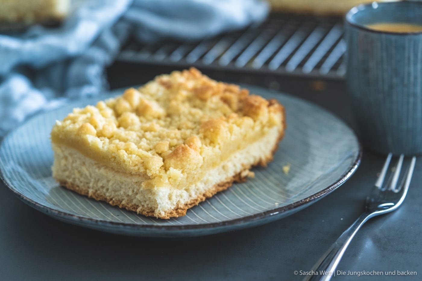 Streuselkuchen Miele Rezeptvideo 4 | Wir hatten mal wieder so richtig Lust auf einen Streuselkuchen vom Blech. Nach viel Grübelei hat uns ein Kölner Bäcker auf die zündende Idee gebracht, denn dort gab es einen ganz einfachen klassischen Streuselkuchen. Leider sind die beim Bäcker oft super trocken und so kam uns der Gedanke, dass wir diesen Klassiker vom Blech einfach selber machen. Das ganze gibt es mal wieder als praktisches Rezeptvideo!!!