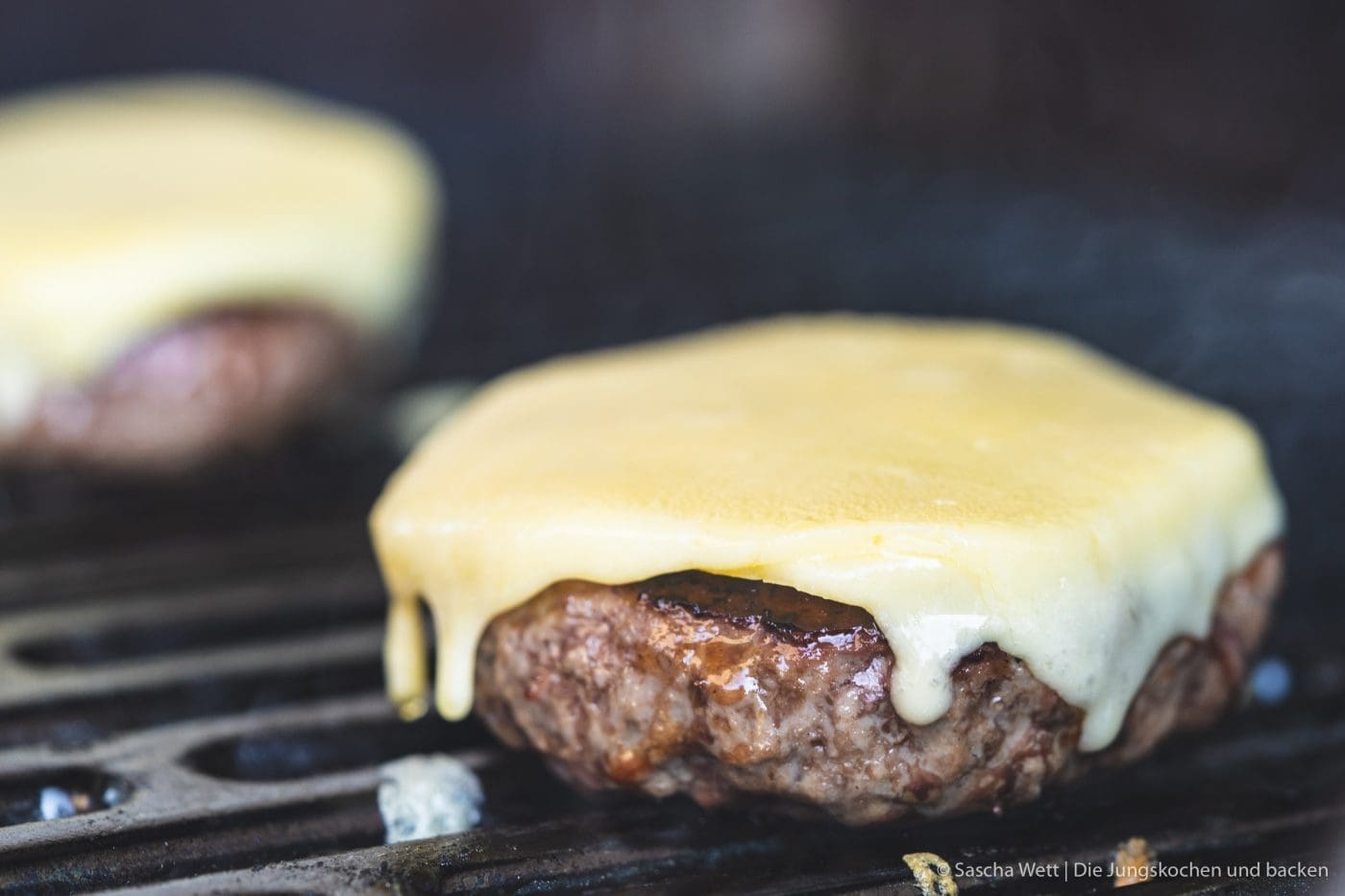 Cheeseburger mit gegrillter Ananas 11 Vintage Cheddar Burger kerrygold 15 | Wir melden uns heute nach den erholsamen Ostertagen wieder mit einem neuen Rezept zurück. Denn auch wenn ihr bestimmt alle mit euren Familien und euren Freunden ein paar leckere Tage verbracht habt, wollen wir euch gleich wieder neue Ideen für danach mit auf den Weg geben. Und dieses Mal auch gleich mit einem yummy Cheeseburger, den wir am Ostersamstag bei den Eltern von Sascha gegrillt haben. Aber nicht einfach irgendein Cheeseburger - ein Cheeseburger mit gegrillter Ananas und Vintage Cheddar!
