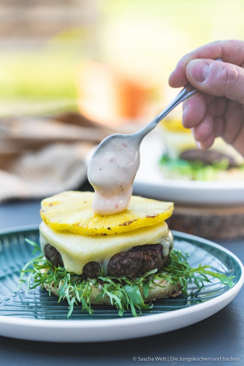 Cheeseburger mit gegrillter Ananas 12 Vintage Cheddar Burger kerrygold 16 | Wir melden uns heute nach den erholsamen Ostertagen wieder mit einem neuen Rezept zurück. Denn auch wenn ihr bestimmt alle mit euren Familien und euren Freunden ein paar leckere Tage verbracht habt, wollen wir euch gleich wieder neue Ideen für danach mit auf den Weg geben. Und dieses Mal auch gleich mit einem yummy Cheeseburger, den wir am Ostersamstag bei den Eltern von Sascha gegrillt haben. Aber nicht einfach irgendein Cheeseburger - ein Cheeseburger mit gegrillter Ananas und Vintage Cheddar!