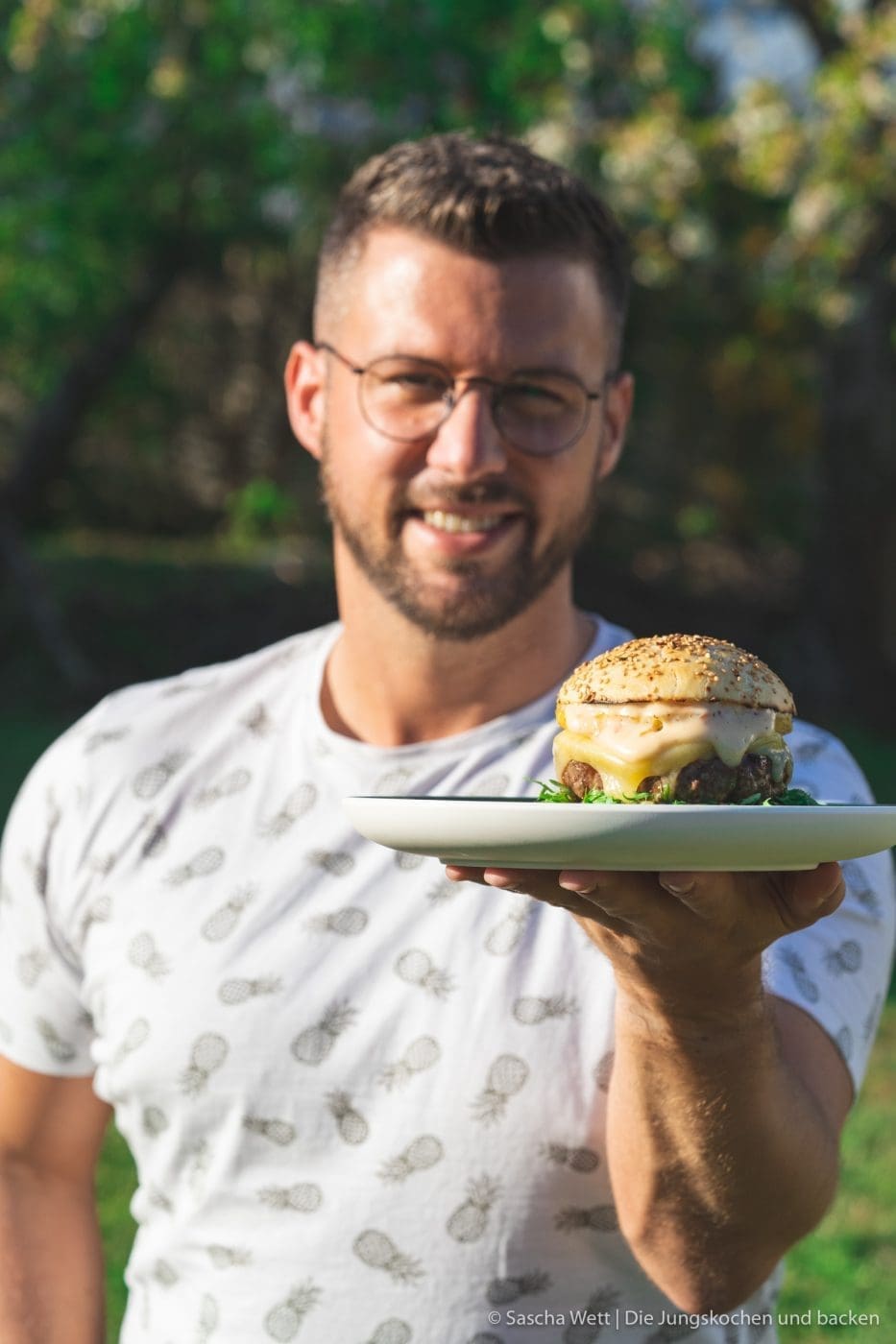 Cheeseburger mit gegrillter Ananas 13 Vintage Cheddar Burger kerrygold 18 | Wir melden uns heute nach den erholsamen Ostertagen wieder mit einem neuen Rezept zurück. Denn auch wenn ihr bestimmt alle mit euren Familien und euren Freunden ein paar leckere Tage verbracht habt, wollen wir euch gleich wieder neue Ideen für danach mit auf den Weg geben. Und dieses Mal auch gleich mit einem yummy Cheeseburger, den wir am Ostersamstag bei den Eltern von Sascha gegrillt haben. Aber nicht einfach irgendein Cheeseburger - ein Cheeseburger mit gegrillter Ananas und Vintage Cheddar!