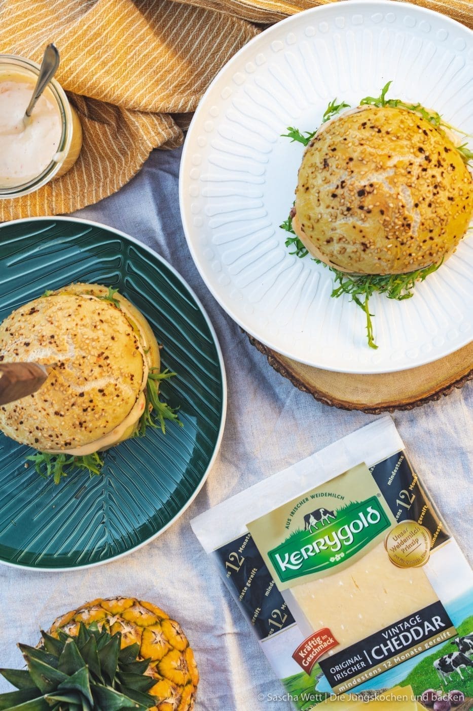 Cheeseburger mit gegrillter Ananas 14 Vintage Cheddar Burger kerrygold 24 | Wir melden uns heute nach den erholsamen Ostertagen wieder mit einem neuen Rezept zurück. Denn auch wenn ihr bestimmt alle mit euren Familien und euren Freunden ein paar leckere Tage verbracht habt, wollen wir euch gleich wieder neue Ideen für danach mit auf den Weg geben. Und dieses Mal auch gleich mit einem yummy Cheeseburger, den wir am Ostersamstag bei den Eltern von Sascha gegrillt haben. Aber nicht einfach irgendein Cheeseburger - ein Cheeseburger mit gegrillter Ananas und Vintage Cheddar!
