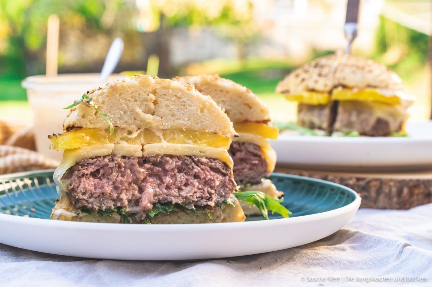 Cheeseburger mit gegrillter Ananas 16 Vintage Cheddar Burger kerrygold 25 | Wir melden uns heute nach den erholsamen Ostertagen wieder mit einem neuen Rezept zurück. Denn auch wenn ihr bestimmt alle mit euren Familien und euren Freunden ein paar leckere Tage verbracht habt, wollen wir euch gleich wieder neue Ideen für danach mit auf den Weg geben. Und dieses Mal auch gleich mit einem yummy Cheeseburger, den wir am Ostersamstag bei den Eltern von Sascha gegrillt haben. Aber nicht einfach irgendein Cheeseburger - ein Cheeseburger mit gegrillter Ananas und Vintage Cheddar!