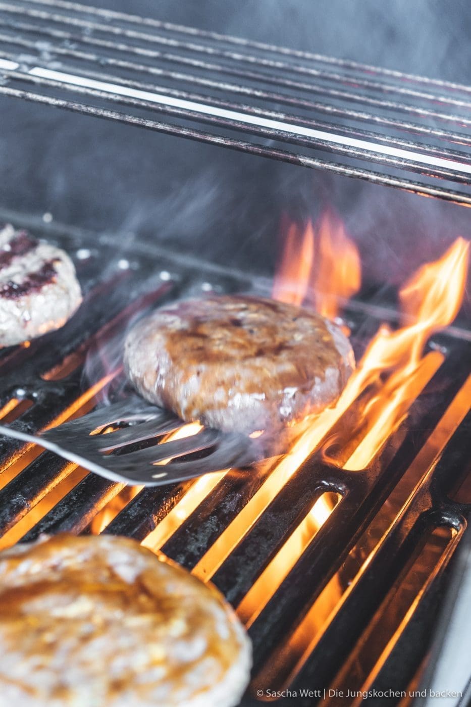 Cheeseburger mit gegrillter Ananas 8 Vintage Cheddar Burger kerrygold 26 | Wir melden uns heute nach den erholsamen Ostertagen wieder mit einem neuen Rezept zurück. Denn auch wenn ihr bestimmt alle mit euren Familien und euren Freunden ein paar leckere Tage verbracht habt, wollen wir euch gleich wieder neue Ideen für danach mit auf den Weg geben. Und dieses Mal auch gleich mit einem yummy Cheeseburger, den wir am Ostersamstag bei den Eltern von Sascha gegrillt haben. Aber nicht einfach irgendein Cheeseburger - ein Cheeseburger mit gegrillter Ananas und Vintage Cheddar!
