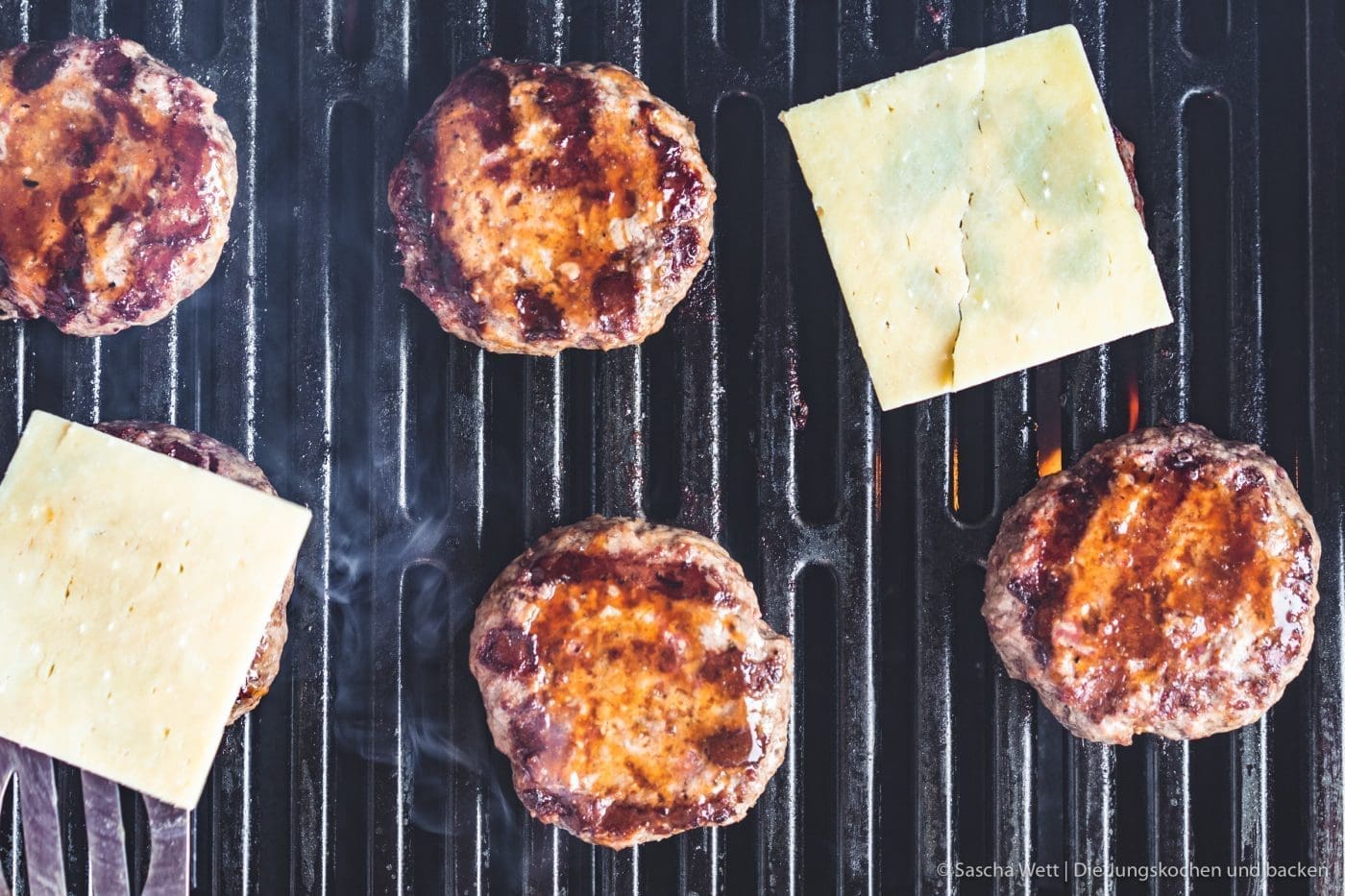 Cheeseburger mit gegrillter Ananas 10 Vintage Cheddar Burger kerrygold 27 | Wir melden uns heute nach den erholsamen Ostertagen wieder mit einem neuen Rezept zurück. Denn auch wenn ihr bestimmt alle mit euren Familien und euren Freunden ein paar leckere Tage verbracht habt, wollen wir euch gleich wieder neue Ideen für danach mit auf den Weg geben. Und dieses Mal auch gleich mit einem yummy Cheeseburger, den wir am Ostersamstag bei den Eltern von Sascha gegrillt haben. Aber nicht einfach irgendein Cheeseburger - ein Cheeseburger mit gegrillter Ananas und Vintage Cheddar!