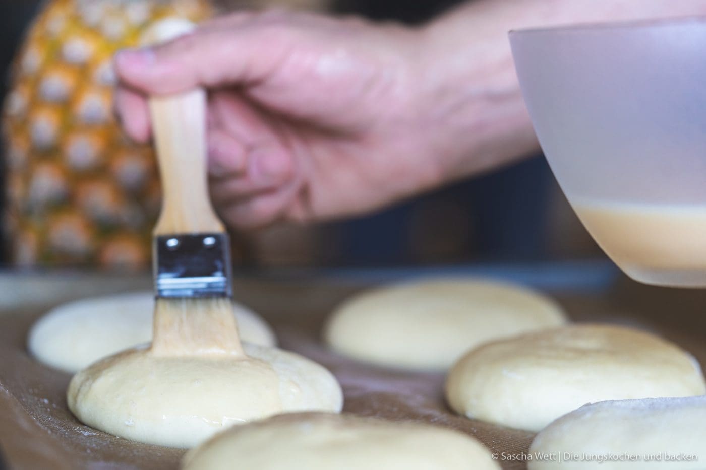 Cheeseburger mit gegrillter Ananas 2 Vintage Cheddar Burger kerrygold 4 | Wir melden uns heute nach den erholsamen Ostertagen wieder mit einem neuen Rezept zurück. Denn auch wenn ihr bestimmt alle mit euren Familien und euren Freunden ein paar leckere Tage verbracht habt, wollen wir euch gleich wieder neue Ideen für danach mit auf den Weg geben. Und dieses Mal auch gleich mit einem yummy Cheeseburger, den wir am Ostersamstag bei den Eltern von Sascha gegrillt haben. Aber nicht einfach irgendein Cheeseburger - ein Cheeseburger mit gegrillter Ananas und Vintage Cheddar!
