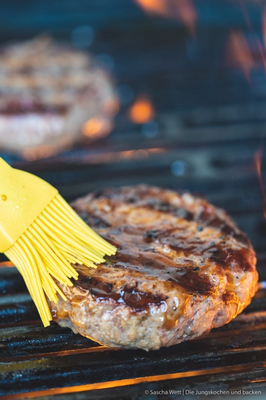 Cheeseburger mit gegrillter Ananas 7 Vintage Cheddar Burger kerrygold 9 | Wir melden uns heute nach den erholsamen Ostertagen wieder mit einem neuen Rezept zurück. Denn auch wenn ihr bestimmt alle mit euren Familien und euren Freunden ein paar leckere Tage verbracht habt, wollen wir euch gleich wieder neue Ideen für danach mit auf den Weg geben. Und dieses Mal auch gleich mit einem yummy Cheeseburger, den wir am Ostersamstag bei den Eltern von Sascha gegrillt haben. Aber nicht einfach irgendein Cheeseburger - ein Cheeseburger mit gegrillter Ananas und Vintage Cheddar!