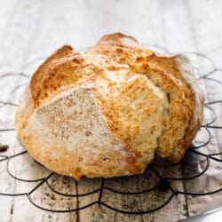 Frisch gebackenes Quarkbrot mit knuspriger Kruste auf einem Gitter – einfaches Rezept ohne Hefe und Gehzeit.