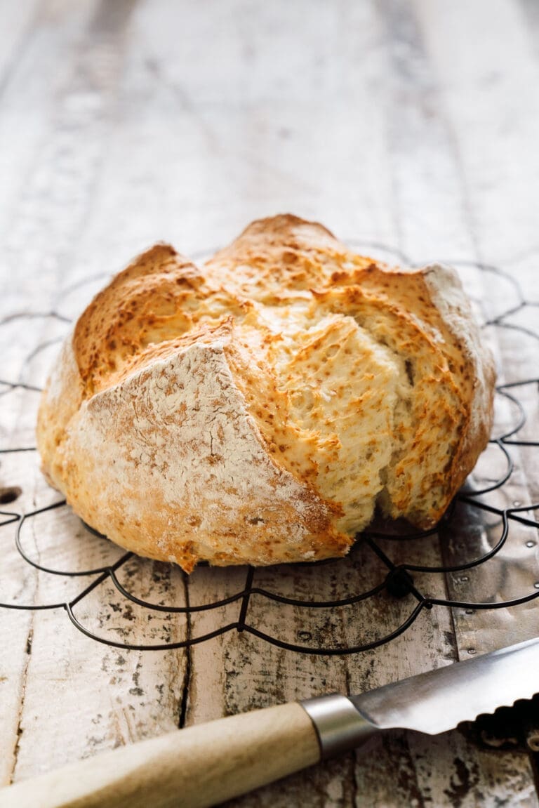 Frisch gebackenes Quarkbrot mit knuspriger Kruste auf einem Gitter – einfaches Rezept ohne Hefe und Gehzeit.