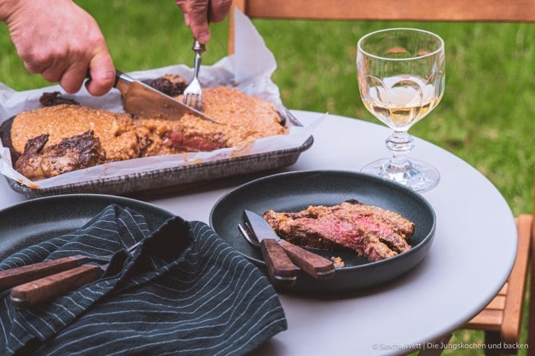 Grillen & Sommerküche: Unsere besten Rezepte für die Grillsaison 5 Erdnuss Butter Haube 16 | Sommer, Sonne, offenes Feuer: Hier findest du unsere besten Grillrezepte und Ideen für die Sommerküche – von zarten Spareribs über saftige Burger bis zu Salaten, Dips und frisch gebackenem Grillbrot. Alles vielfach erprobt, gelingsicher und mit dem gewissen Twist.