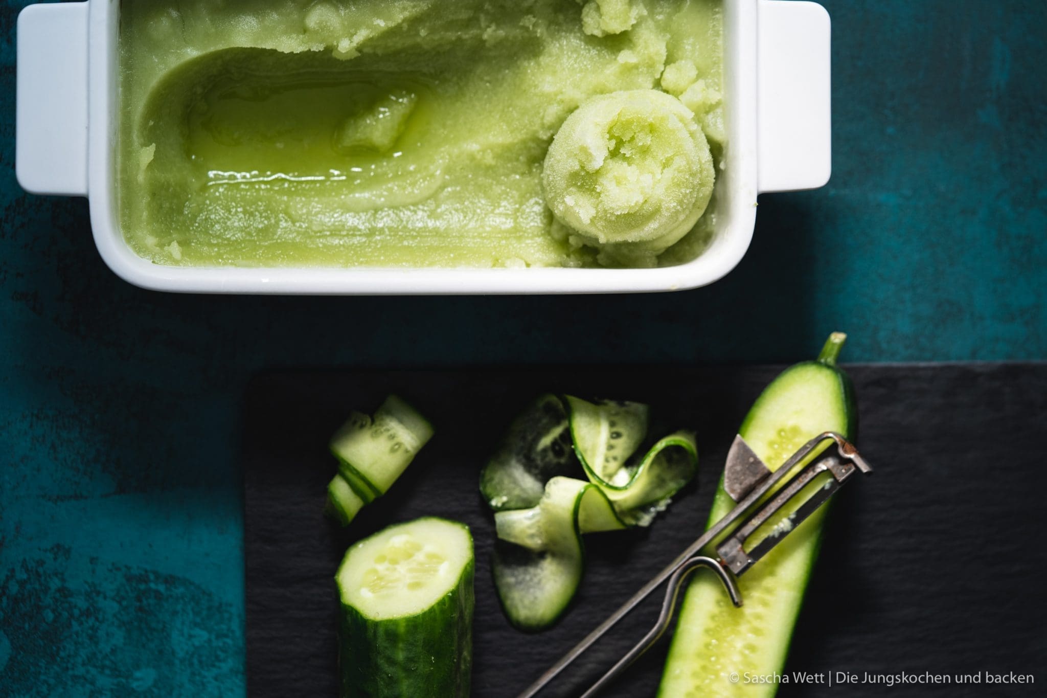 Gurkensorbet Gin Tonix Zwiesel Glas 12 | Unser heutiges Rezept, das wir euch unbedingt zeigen wollen, passt perfekt in jede Jahreszeit. Denn letztlich kann man hin und wieder eine kleine Abkühlung vertragen. Und wenn man unser Gurken-Gin-Sorbet, das wir mit Tonic angießen, auch gut als Dessert verspeisen kann, ist es auch der perfekte Starter für eure nächste Grillparty. Und wer kann auf einen leckeren Gin-Tonic schon verzichten? Wir nicht!