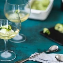 Eis selber machen – Eiscreme, Sorbet & Eisdesserts von A bis Z 15 Gurkensorbet Gin Tonix Zwiesel Glas 2 | Kaum etwas gehört für uns so sehr zum Sommer wie selbst gemachtes Eis – aber ehrlich gesagt löffeln wir es das ganze Jahr. Über die Jahre ist eine bunte Sammlung entstanden: cremiges Milcheis aus der Eismaschine, fruchtige Sorbets, leichtes Joghurteis und richtig angeberische Eisdesserts.