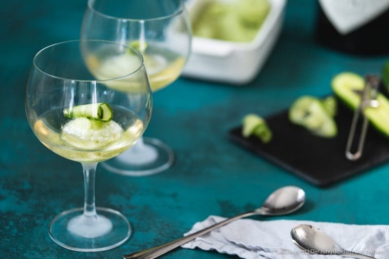 Gurkensorbet Gin Tonix Zwiesel Glas 2 | Kaum etwas gehört für uns so sehr zum Sommer wie selbst gemachtes Eis – aber ehrlich gesagt löffeln wir es das ganze Jahr. Über die Jahre ist eine bunte Sammlung entstanden: cremiges Milcheis aus der Eismaschine, fruchtige Sorbets, leichtes Joghurteis und richtig angeberische Eisdesserts.
