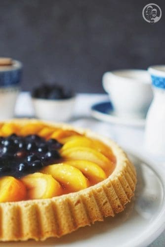 Oma Lores Obstboden Rezept mit Pfirsich und frischen Beeren