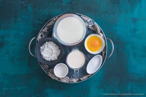 Pudding Grundrezept 1 | Heute zeigen wir euch mal wieder ein Grundrezept. Ein wirklich simples Basisrezept, mit dem ihr unglaublich viel variieren könnt. Wir sind uns nämlich sicher, dass ihr verdammt überrascht sein werdet, wie einfach und schnell ihr einen Vanille-Pudding selber zubereitet habt. Es braucht auch gar nicht viele Zutaten und er schmeckt tatsächlich einfach besser, denn ihr könnt genau bestimmen, was reinkommt.