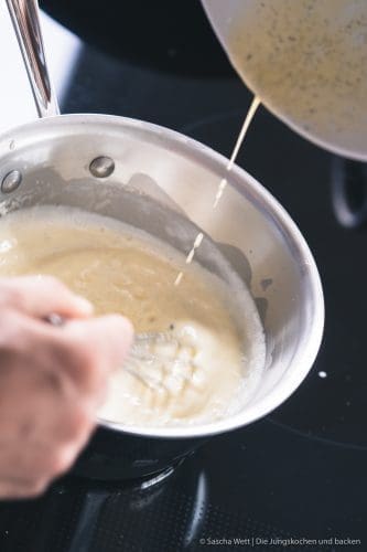 Vanille - Pudding 8 Pudding Grundrezept 11 | Heute zeigen wir euch mal wieder ein Grundrezept. Ein wirklich simples Basisrezept, mit dem ihr unglaublich viel variieren könnt. Wir sind uns nämlich sicher, dass ihr verdammt überrascht sein werdet, wie einfach und schnell ihr einen Vanille-Pudding selber zubereitet habt. Es braucht auch gar nicht viele Zutaten und er schmeckt tatsächlich einfach besser, denn ihr könnt genau bestimmen, was reinkommt.