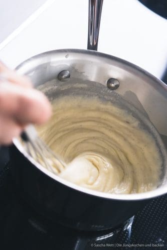 Vanille - Pudding 9 Pudding Grundrezept 12 | Heute zeigen wir euch mal wieder ein Grundrezept. Ein wirklich simples Basisrezept, mit dem ihr unglaublich viel variieren könnt. Wir sind uns nämlich sicher, dass ihr verdammt überrascht sein werdet, wie einfach und schnell ihr einen Vanille-Pudding selber zubereitet habt. Es braucht auch gar nicht viele Zutaten und er schmeckt tatsächlich einfach besser, denn ihr könnt genau bestimmen, was reinkommt.