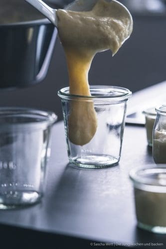 Vanille - Pudding 10 Pudding Grundrezept 13 | Heute zeigen wir euch mal wieder ein Grundrezept. Ein wirklich simples Basisrezept, mit dem ihr unglaublich viel variieren könnt. Wir sind uns nämlich sicher, dass ihr verdammt überrascht sein werdet, wie einfach und schnell ihr einen Vanille-Pudding selber zubereitet habt. Es braucht auch gar nicht viele Zutaten und er schmeckt tatsächlich einfach besser, denn ihr könnt genau bestimmen, was reinkommt.