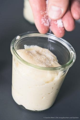 Pudding Grundrezept 15 | Heute zeigen wir euch mal wieder ein Grundrezept. Ein wirklich simples Basisrezept, mit dem ihr unglaublich viel variieren könnt. Wir sind uns nämlich sicher, dass ihr verdammt überrascht sein werdet, wie einfach und schnell ihr einen Vanille-Pudding selber zubereitet habt. Es braucht auch gar nicht viele Zutaten und er schmeckt tatsächlich einfach besser, denn ihr könnt genau bestimmen, was reinkommt.