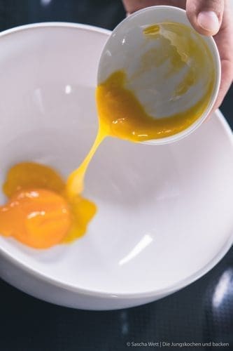 Vanille - Pudding 3 Pudding Grundrezept 3 | Heute zeigen wir euch mal wieder ein Grundrezept. Ein wirklich simples Basisrezept, mit dem ihr unglaublich viel variieren könnt. Wir sind uns nämlich sicher, dass ihr verdammt überrascht sein werdet, wie einfach und schnell ihr einen Vanille-Pudding selber zubereitet habt. Es braucht auch gar nicht viele Zutaten und er schmeckt tatsächlich einfach besser, denn ihr könnt genau bestimmen, was reinkommt.