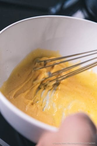 Vanille - Pudding 4 Pudding Grundrezept 5 | Heute zeigen wir euch mal wieder ein Grundrezept. Ein wirklich simples Basisrezept, mit dem ihr unglaublich viel variieren könnt. Wir sind uns nämlich sicher, dass ihr verdammt überrascht sein werdet, wie einfach und schnell ihr einen Vanille-Pudding selber zubereitet habt. Es braucht auch gar nicht viele Zutaten und er schmeckt tatsächlich einfach besser, denn ihr könnt genau bestimmen, was reinkommt.