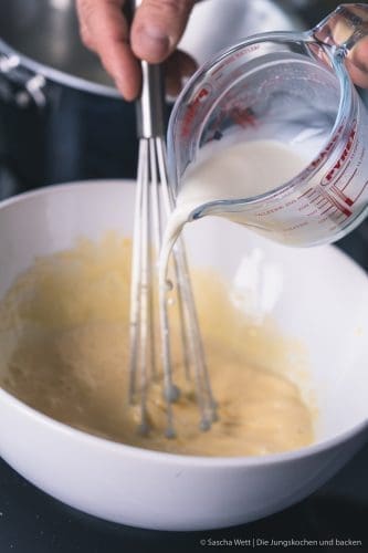 Vanille - Pudding 5 Pudding Grundrezept 7 | Heute zeigen wir euch mal wieder ein Grundrezept. Ein wirklich simples Basisrezept, mit dem ihr unglaublich viel variieren könnt. Wir sind uns nämlich sicher, dass ihr verdammt überrascht sein werdet, wie einfach und schnell ihr einen Vanille-Pudding selber zubereitet habt. Es braucht auch gar nicht viele Zutaten und er schmeckt tatsächlich einfach besser, denn ihr könnt genau bestimmen, was reinkommt.