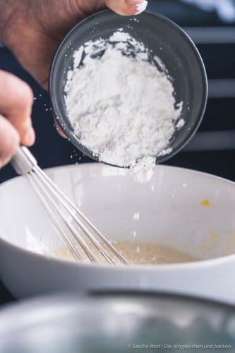 Vanille - Pudding 6 Pudding Grundrezept 8 | Heute zeigen wir euch mal wieder ein Grundrezept. Ein wirklich simples Basisrezept, mit dem ihr unglaublich viel variieren könnt. Wir sind uns nämlich sicher, dass ihr verdammt überrascht sein werdet, wie einfach und schnell ihr einen Vanille-Pudding selber zubereitet habt. Es braucht auch gar nicht viele Zutaten und er schmeckt tatsächlich einfach besser, denn ihr könnt genau bestimmen, was reinkommt.