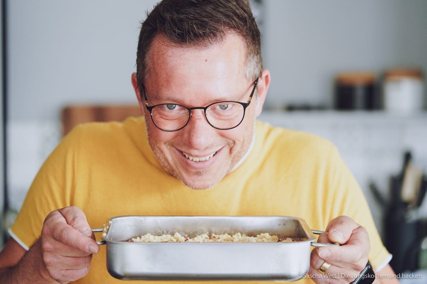 Rhabarber Crumble 1 | Endlich war es soweit und wir haben den ersten Rhabarber aus Muddis Garten bekommen. Wir beide sind völlig verrückt nach Rhabarber und schon wild damit am arbeiten. Also freut euch auch auf das eine oder andere Rezept mit diesem tollen "Obst". Aber als aller erstes haben wir uns für einen Klassiker entschieden,. Aber es sollte einen gewissen Kick haben - etwas Besonderes bzw. Ungewöhnliches. Dabei entstanden ist unser Rhabarber-Crumble mit Rauchmandeln.