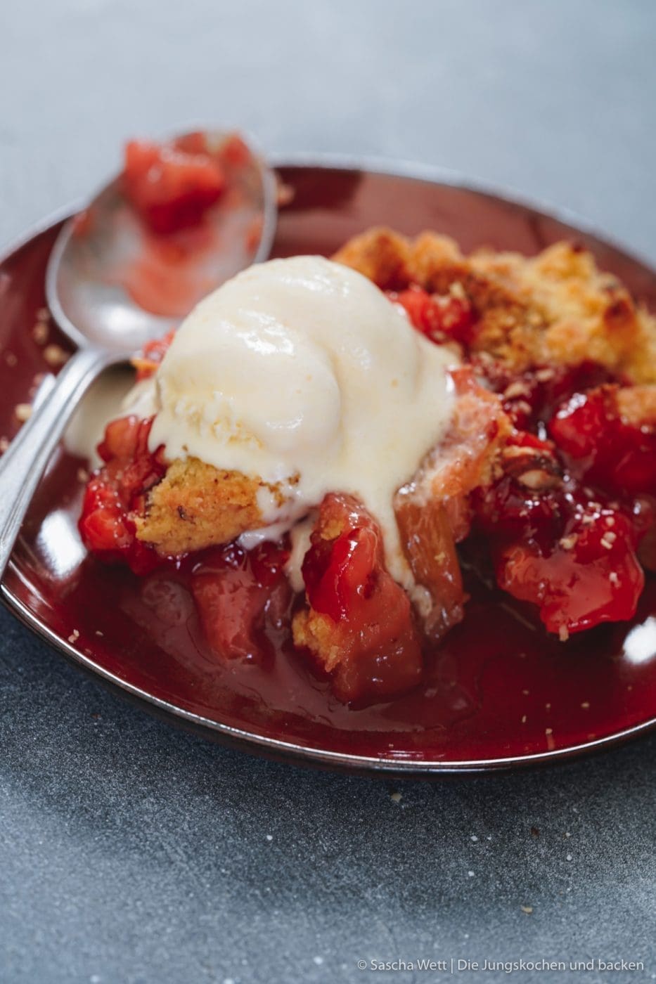 Rhabarber Crumble 6 | Endlich war es soweit und wir haben den ersten Rhabarber aus Muddis Garten bekommen. Wir beide sind völlig verrückt nach Rhabarber und schon wild damit am arbeiten. Also freut euch auch auf das eine oder andere Rezept mit diesem tollen "Obst". Aber als aller erstes haben wir uns für einen Klassiker entschieden,. Aber es sollte einen gewissen Kick haben - etwas Besonderes bzw. Ungewöhnliches. Dabei entstanden ist unser Rhabarber-Crumble mit Rauchmandeln.