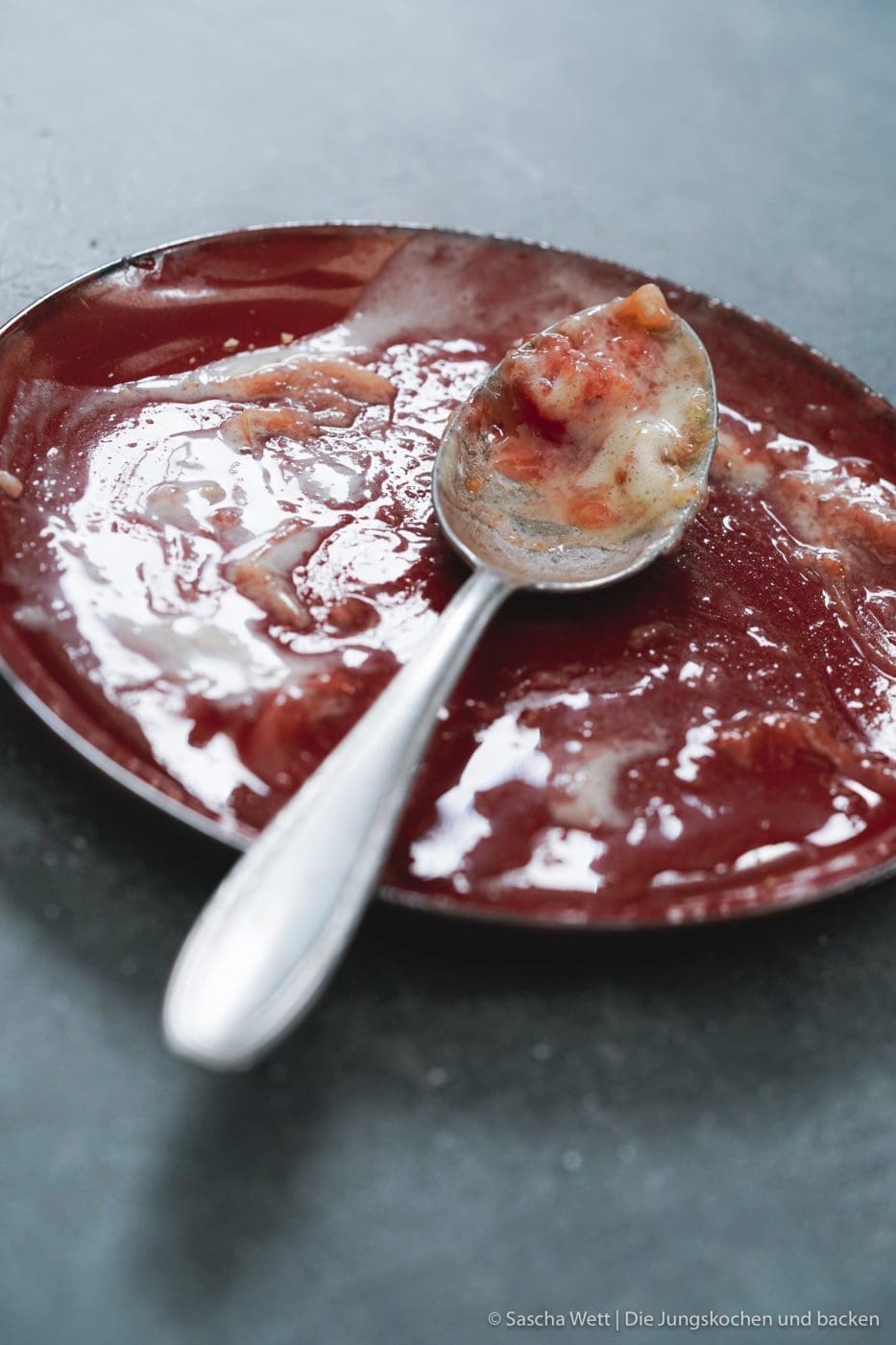 Rhabarber Crumble 8 | Endlich war es soweit und wir haben den ersten Rhabarber aus Muddis Garten bekommen. Wir beide sind völlig verrückt nach Rhabarber und schon wild damit am arbeiten. Also freut euch auch auf das eine oder andere Rezept mit diesem tollen "Obst". Aber als aller erstes haben wir uns für einen Klassiker entschieden,. Aber es sollte einen gewissen Kick haben - etwas Besonderes bzw. Ungewöhnliches. Dabei entstanden ist unser Rhabarber-Crumble mit Rauchmandeln.