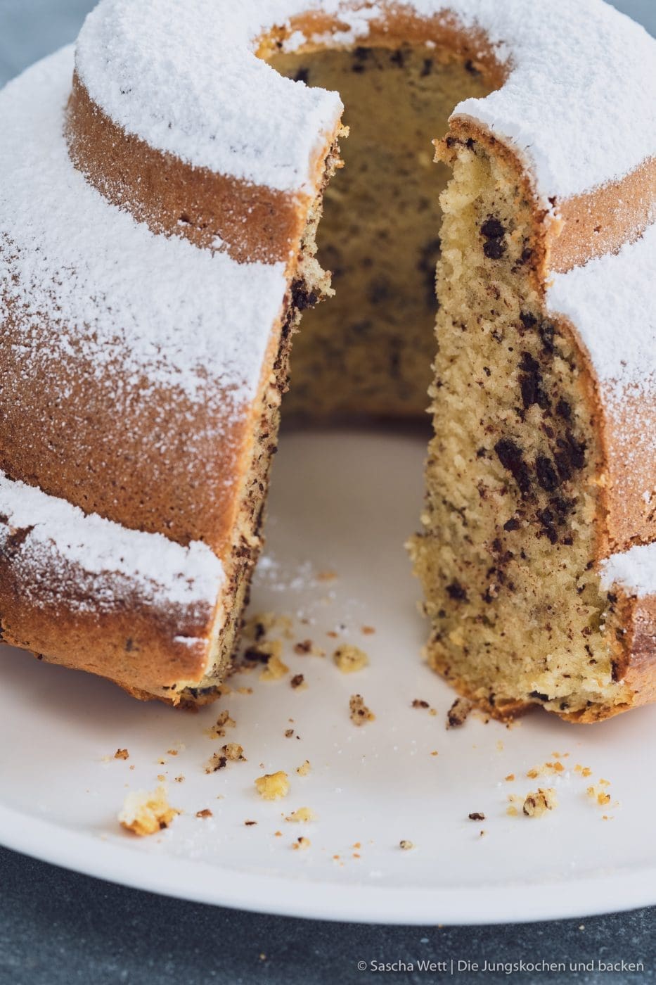 Schoko-Drop Gugelhupf 12 VB Rührkuchen Clever Baking Schokodrop Gugel 9 | Heute ist es mal wieder soweit und das erste Food.Blog.Meet. steht für dieses Jahr an. Unser Event findet in Krefeld in der Metro statt und wir widmen uns voll und ganz einem Thema - dem BACKEN! Da sind wir definitiv in unserem Element und wir sind extrem gespannt, was heute so alles aus dem Ofen wandert. Mit dabei ist ein Partner, der uns so lange begleitet, wie kaum ein anderer. Nämlich Villeroy & Boch. Meine Mama hat ganze Sammlungen davon und die Leidenschaft ist wohl irgendwie auf mich übergeschwappt. Da es auch geniales Backzubehör des Mettlacher Traditionsunternehmens gibt, möchten wir euch heute einen Schoko-Drop Gugelhupf aus unserer neuen Lieblingsbackform zeigen.