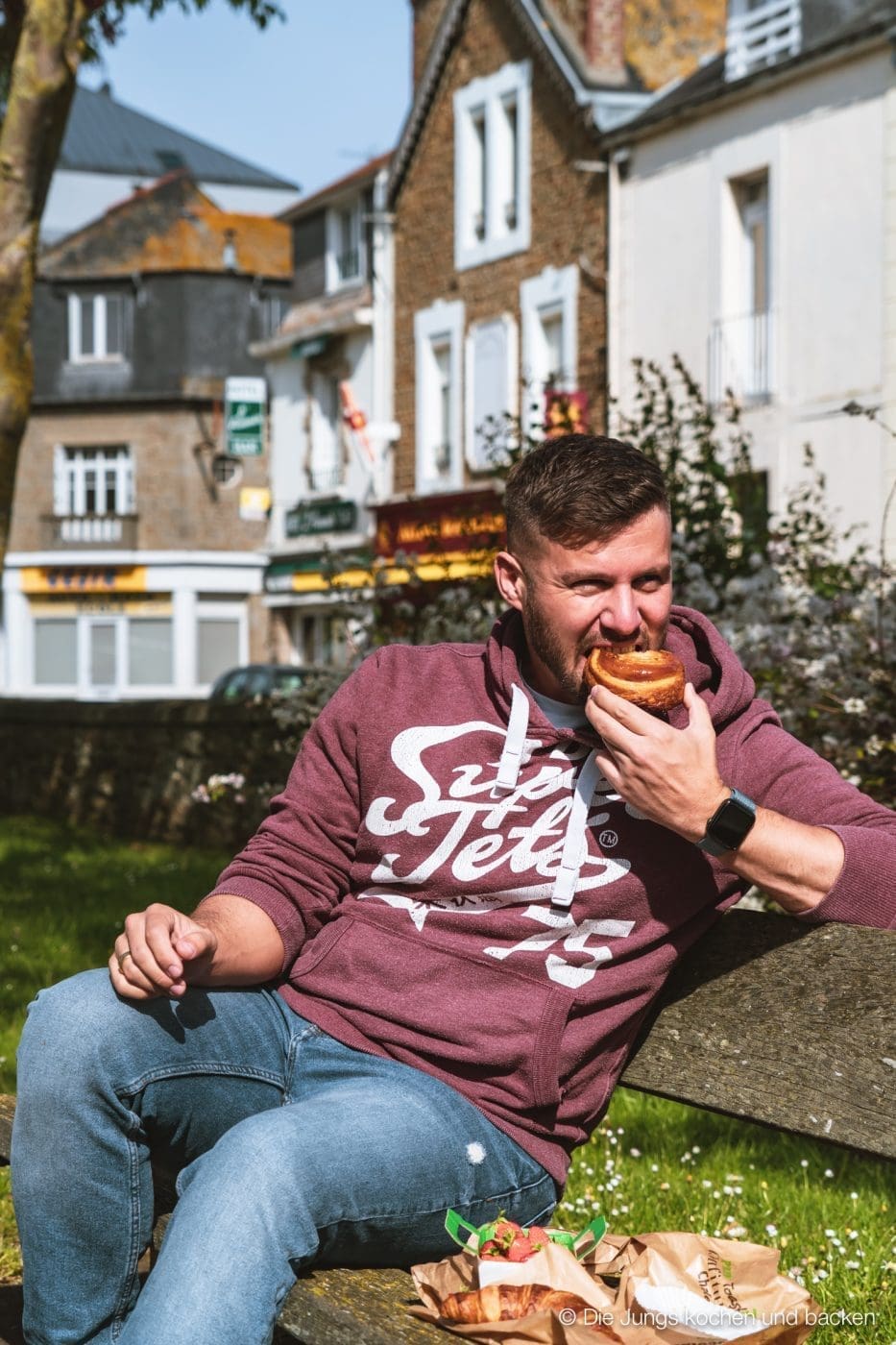 Wohnmobil Etrusco Bretagne 111 | Heute haben wir einen besonderen Reisebericht für euch, denn wir hatten eine absolute Premiere: Reisen mit einem Wohnmobil! 5 Tage lang waren wir unterwegs und unser Ziel war die wunderschöne Smaragdküste in der Bretagne. Hier haben wir es uns kulinarisch richtig gut gehen lassen, tolle Eindrücke gesammelt und vor allem unser schickes Gefährt von Etrusco ausgiebig testen können. In diesem Beitrag nehmen wir euch mit auf unsere Tour: Von unseren persönlichen Highlights, den besten Stellplätzen bis hin zu den unverzichtbaren Genüssen, die die Bretagne zu bieten hat. Also, schnall dich an – los geht’s!