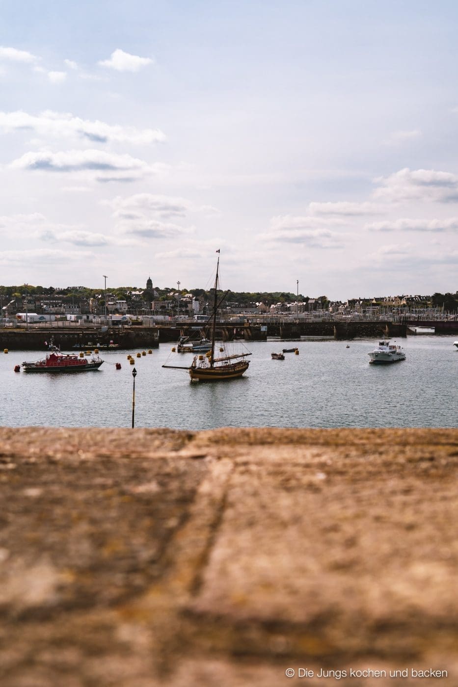 Wohnmobil Etrusco Bretagne 115 | Heute haben wir einen besonderen Reisebericht für euch, denn wir hatten eine absolute Premiere: Reisen mit einem Wohnmobil! 5 Tage lang waren wir unterwegs und unser Ziel war die wunderschöne Smaragdküste in der Bretagne. Hier haben wir es uns kulinarisch richtig gut gehen lassen, tolle Eindrücke gesammelt und vor allem unser schickes Gefährt von Etrusco ausgiebig testen können. In diesem Beitrag nehmen wir euch mit auf unsere Tour: Von unseren persönlichen Highlights, den besten Stellplätzen bis hin zu den unverzichtbaren Genüssen, die die Bretagne zu bieten hat. Also, schnall dich an – los geht’s!