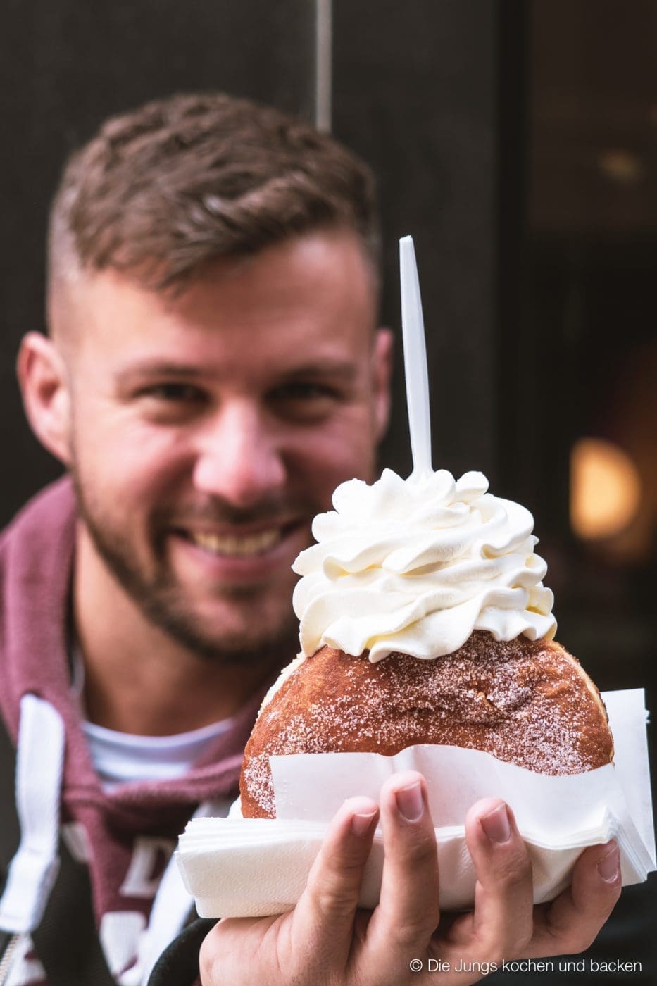 Wohnmobil Etrusco Bretagne 129 | Heute haben wir einen besonderen Reisebericht für euch, denn wir hatten eine absolute Premiere: Reisen mit einem Wohnmobil! 5 Tage lang waren wir unterwegs und unser Ziel war die wunderschöne Smaragdküste in der Bretagne. Hier haben wir es uns kulinarisch richtig gut gehen lassen, tolle Eindrücke gesammelt und vor allem unser schickes Gefährt von Etrusco ausgiebig testen können. In diesem Beitrag nehmen wir euch mit auf unsere Tour: Von unseren persönlichen Highlights, den besten Stellplätzen bis hin zu den unverzichtbaren Genüssen, die die Bretagne zu bieten hat. Also, schnall dich an – los geht’s!